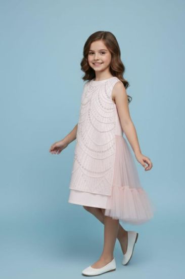 صورة فستان سهرة أطلالة ملكية بلمسات اللؤلؤ والدانتيل